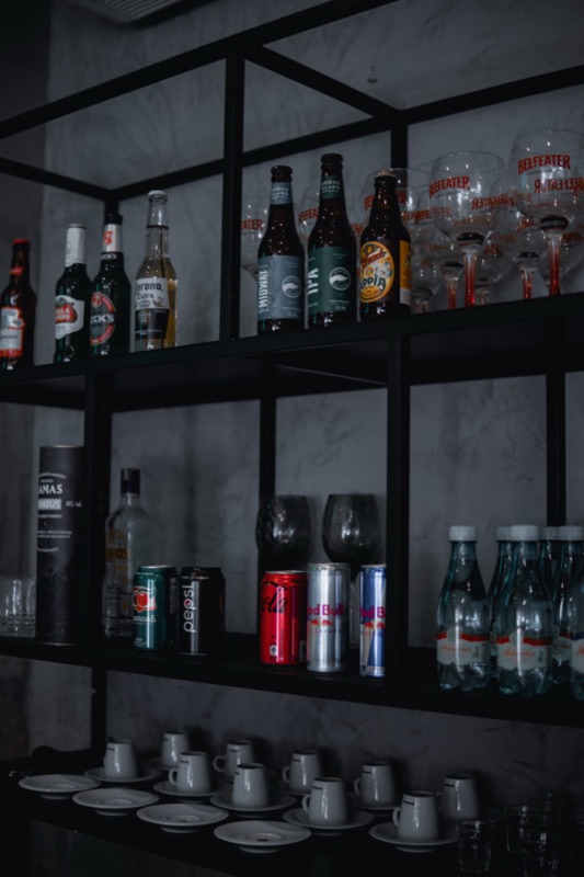 Bar com bebidas e cafés para clientes · Feel King Moema
